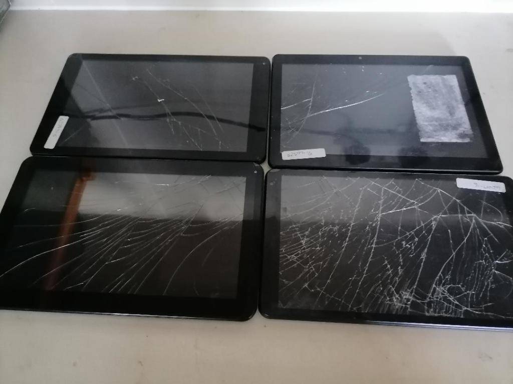 Devices *YEAR END CLEARANCE*R30 FREIGHT*LOT OF 4 X TABLETS(CRACKED